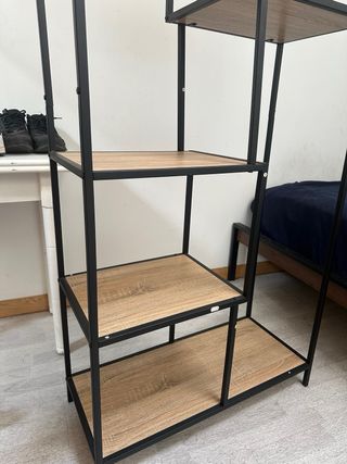 Estantería Industrial Negra y Madera.