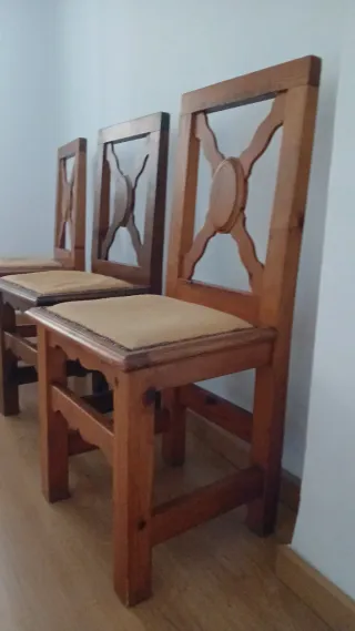 Conjunto de tres sillas de comedor