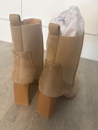 Botin tacon ante mujer