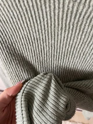 Jersey Bershka verde cuello alto crop