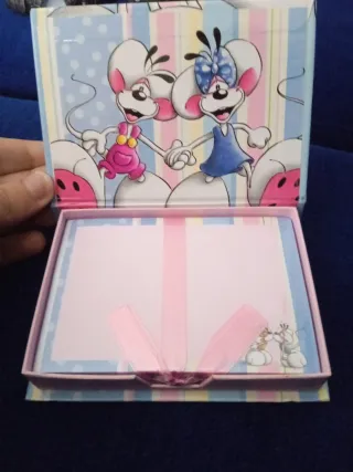 Caja Diddl con hojas para notas rosas a estrenar