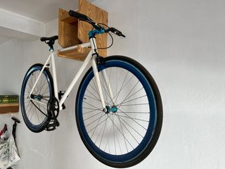 Bicicleta Fixie Blanca con Soporte