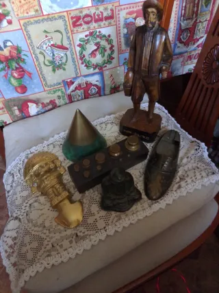 Lote de antigüedades: figura, balanza, zapato