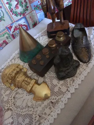 Lote de antigüedades: figura, balanza, zapato