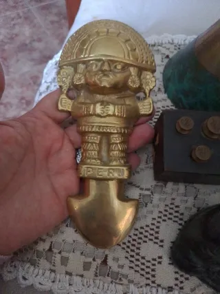 Lote de antigüedades: figura, balanza, zapato