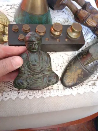 Lote de antigüedades: figura, balanza, zapato