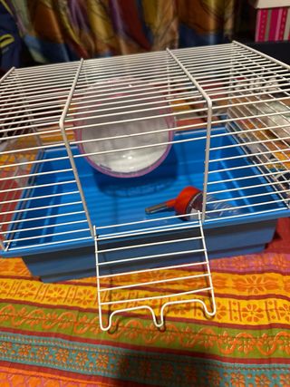 Jaula para hámster azul y blanca