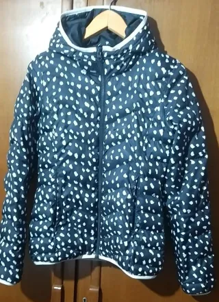 Cazadora acolchada con capucha y estampado