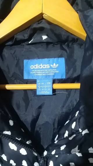 Cazadora acolchada con capucha y estampado