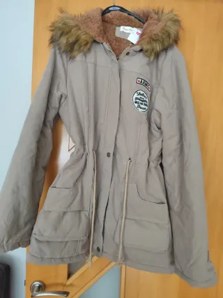 Chaqueta Parka Beige con Capucha y Forro