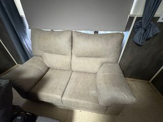 Sofá de 2 plazas gris, antimanchas