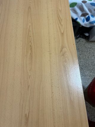 Escritorio de madera con bandeja