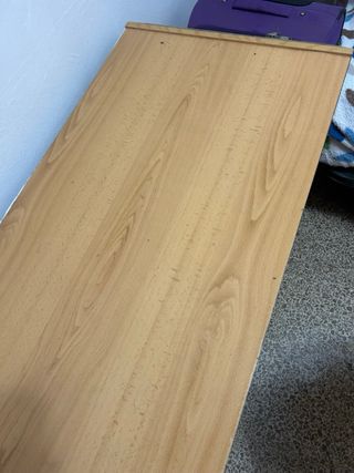 Escritorio de madera con bandeja