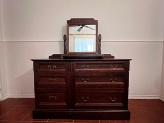 Conjunto dormitorio: 2 mesillas cómoda y espejo