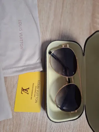 Gafas de sol Louis Vuitton negras y doradas