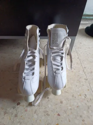 Patines blancos de 4 ruedas talla 40