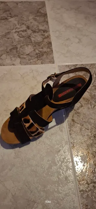 Sandalias de verano negras y multicolor