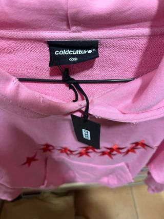 Sudadera cold culture rosa con estrellas rojas.