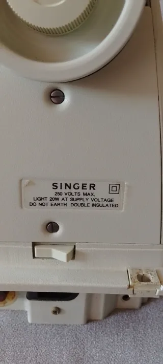 Máquina de coser Singer beige