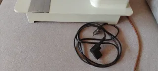 Máquina de coser Singer beige