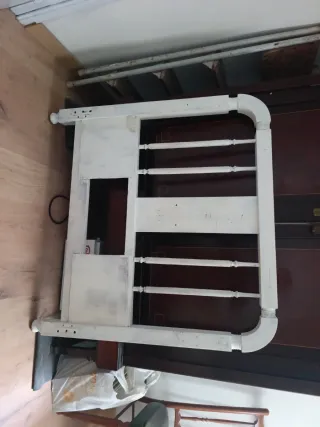 Cabezal de cama blanco y marrón