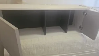 Mueble de salón gris y blanco.  Con dos puertas.