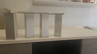 Mueble de salón gris y blanco.  Con dos puertas.