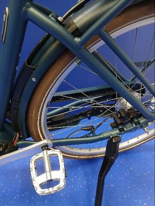 Bicicleta eléctrica urbana conectada Elops 920 E azul