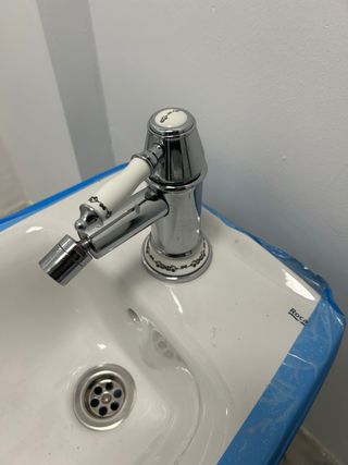 Mueble lavabo, espejo, bidet y grifería