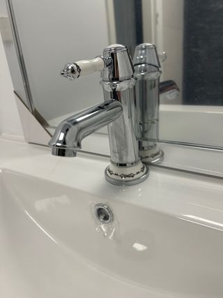 Mueble lavabo, espejo, bidet y grifería