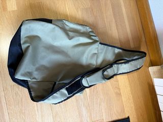 Mochila bandolera Coca Cola beige y negra