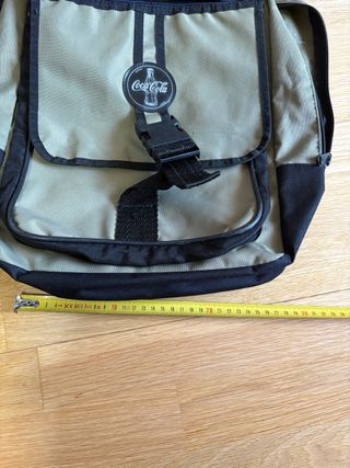 Mochila bandolera Coca Cola beige y negra
