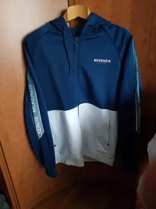 Chaqueta McKenzie azul y blanca