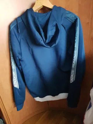 Chaqueta McKenzie azul y blanca