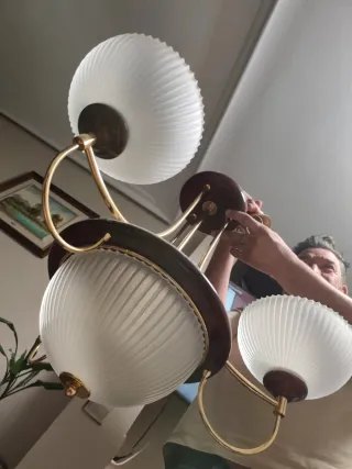 Lámpara colgante dorada y blanca salón y dormitori