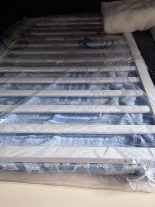 Cuna bebé con oso grabado