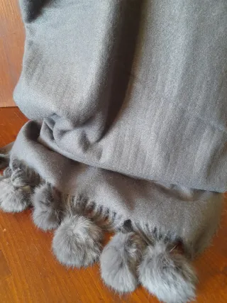 Sciarpa/stola viscosa con pon pon