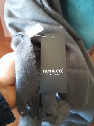 Sciarpa/stola viscosa con pon pon