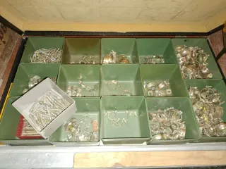 Abrazaderas y tornillos surtidos