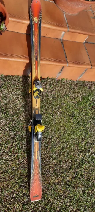 Esquís con fijaciones