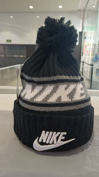 Gorro Nike Negro y Gris con Pompon
