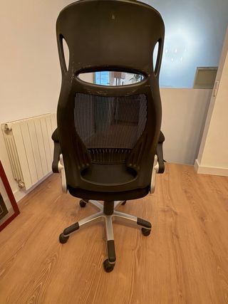 Silla de oficina ergonómica negra