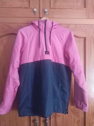 Chaqueta con capucha azul y rosa