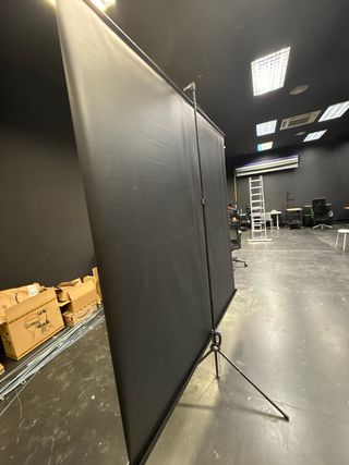 Pantalla Proyector Reflecta 2x2metros con Trípode