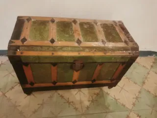 Arca de madera y metal