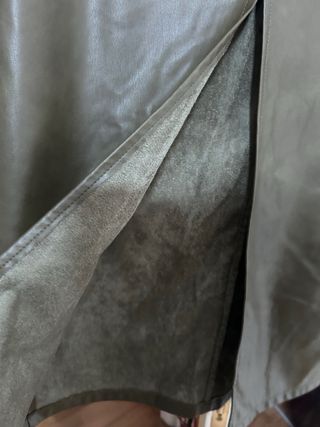 Falda midi efecto piel verde caqui de ZARA