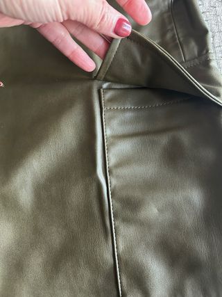 Falda midi efecto piel verde caqui de ZARA