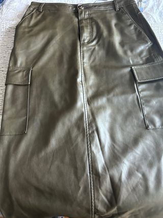 Falda midi efecto piel verde caqui de ZARA