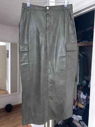 Falda midi efecto piel verde caqui de ZARA