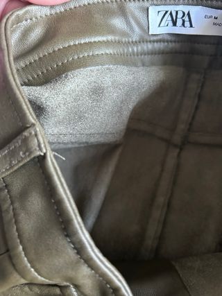 Falda midi efecto piel verde caqui de ZARA